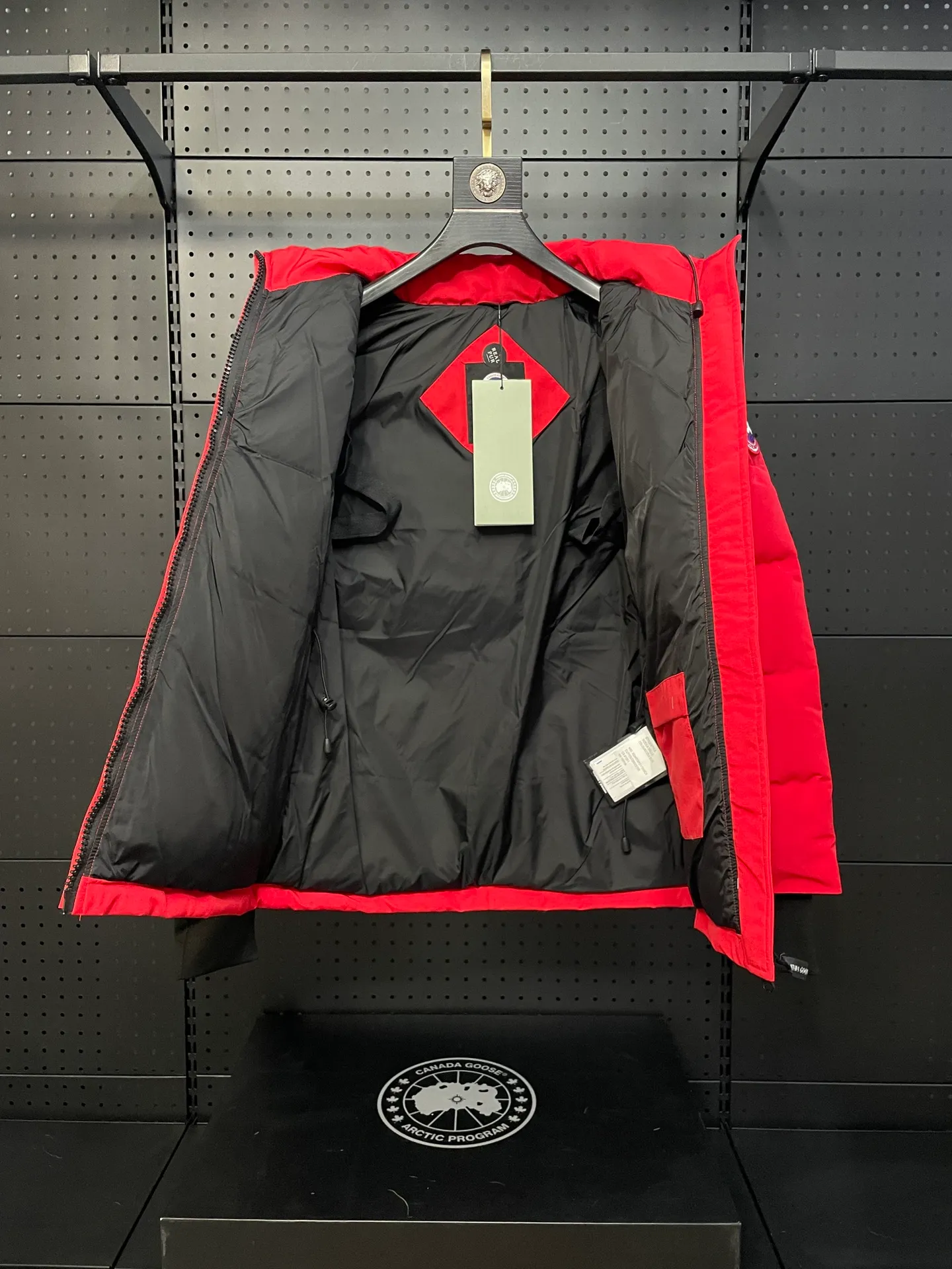 P880 Red Canadian CANADA GOOES 04/Female model. The Arctic and Antarctic scientific expedition teams and others all choose Canada Goose as their cold-proof equipment. They are the Rolls-Royce of down jackets.  ➖ Industry-leading anti-counterfeiting chip sensing.  ➖ Imported Behringer embroidery machines and customized embroidery labels, the highest level and industry leading.  ➖ Imported Korean 21-count polyester-cotton blended original fabric, TC85 waterproof coated fabric, water-repellent, windproof and wear-resistant.  ➖ The new national standard 80 white duck down is filled with an average of 520 grams of down. The amount of down filled is industry-leading.  ➖ 100% nylon lining with double double-layer sealing design to prevent velvet running, and seamless thread design on the cuffs!  ➖ Western Canadian Green Wolf Collar.  ➖ Yoshida YKK provides original factory-customized electroplated sliders. YKK two-way lockable zippers are tight and smooth and do not peel off paint.  ➖ 3M composite Velcro is durable and the accessories and hardware are all custom-made. Only for the purest goose, the most dedicated, the most professional, the highest quality, the highest cost performance!    SIZE:XS-XXL